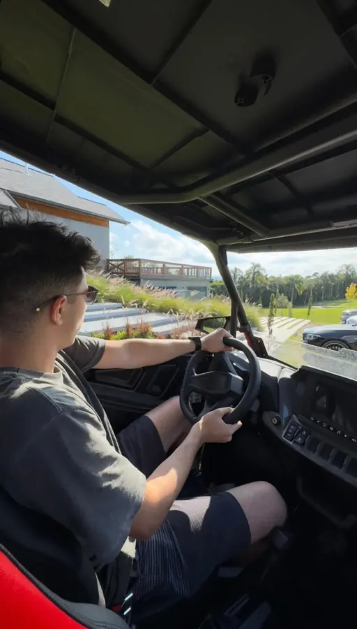 Matheus Barros dirigindo com foco, segurando o volante com as duas mãos